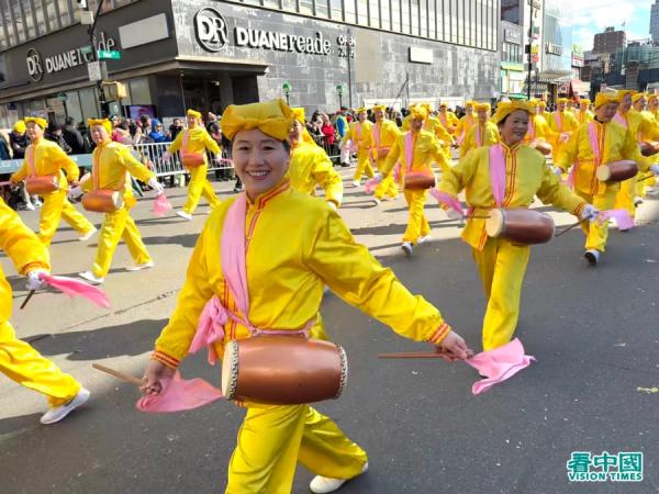 2025年2月1日,中国新年乙巳年大年初四,在纽约最大华人居住区法拉盛,纽约市举行庆贺中国新年大游行。(看中国摄影:柳笛)
