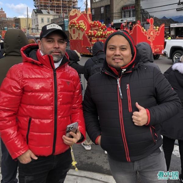 右边为在纽约曼哈顿世貿大廈做管理員的霍米爾頓-安德拉德(Homilton Andrade)(看中国摄影:Ryan)