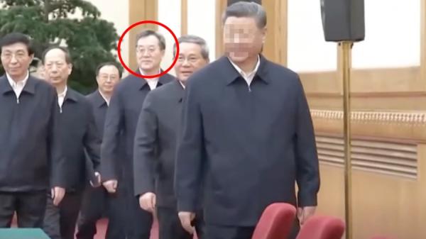 2月17日召开的民营企业座谈会有重大看点，习近平临时换稿以及丁薛祥一瘸一拐出场。（视频截图）