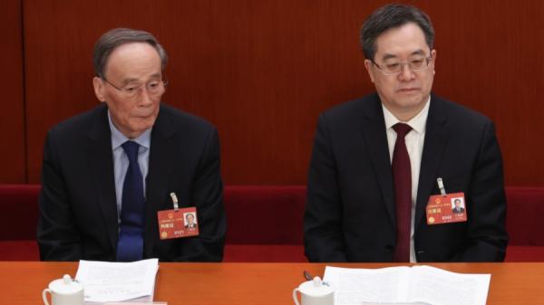 王岐山(左)和丁薛祥(右)于 2023 年 3 月 5 日在中国北京人民大会堂出席了第十四届全国人民代表大会第一次会议开幕式。(图片来源:Lintao Zhang/Getty Images)