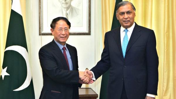 2006年4月24日，时任中国工商联部长胡德平（左）在伊斯兰堡与巴基斯坦总理肖卡特·阿齐兹握手。（图片来源：AAMIR QURESHI/AFP via Getty Images）