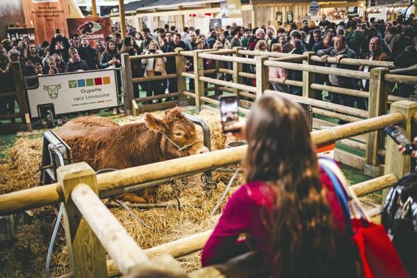 在巴黎凡尔赛展览中心举办的2025年国际农业展场景。（AMAURY CORNU/Hans Lucas/AFP via Getty Images）