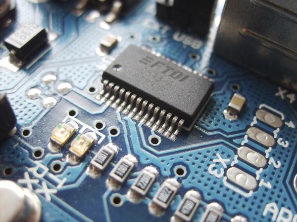 表面贴片的电子组件（DustyDingo/Wikipedia/公有领域）