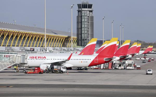 伊比利亚航空的飞机停在马德里机场。(THOMAS COEX/AFP via Getty Images)