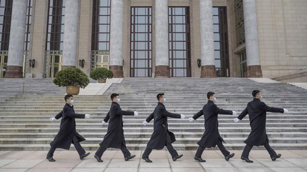 2021年“两会”期间会场外的保安人员。(Getty Images)