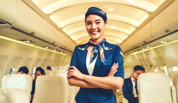 空姐的脖子上都是无一例外会系上色彩各异的丝巾。（图片来源: 翻拍）