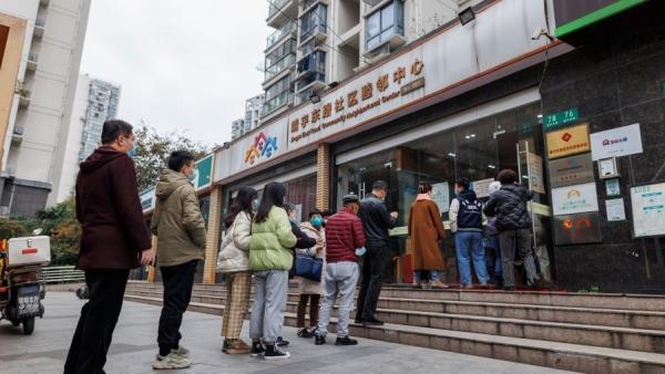 2022年10月1日,上海一社区门前市民排队接种COVID-19疫苗。(图片来源:Getty Images)