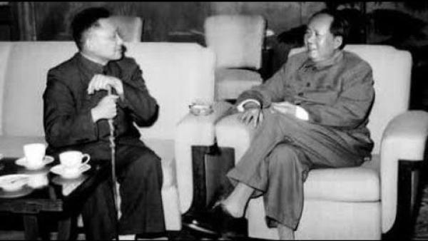 邓小平搞《决议》的核心是确立毛泽东的历史地位。图为邓小平(左)和毛泽东。(网络图片)。