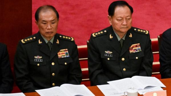 2023年3月4日,中共中央军事委员会副主席何卫东(左)、张又侠(右)在北京人民大会堂出席中国人民政治协商会议开幕式。