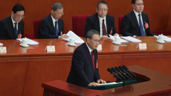 2025年3月5日,中共国务院总理李强在中国北京人民大会堂举行的全国人民代表大会开幕式上发表演说。(图片来源:Lintao Zhang/Getty Images)