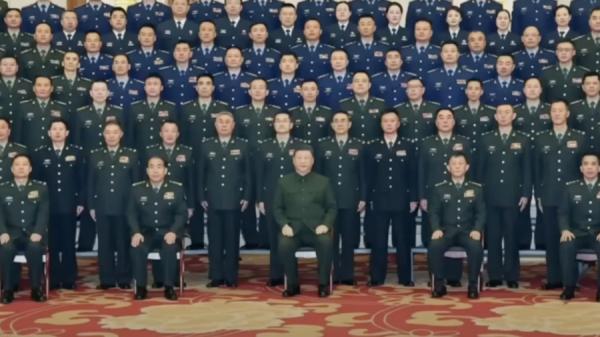 习近平视察昆明的地方部队。(视频截图)