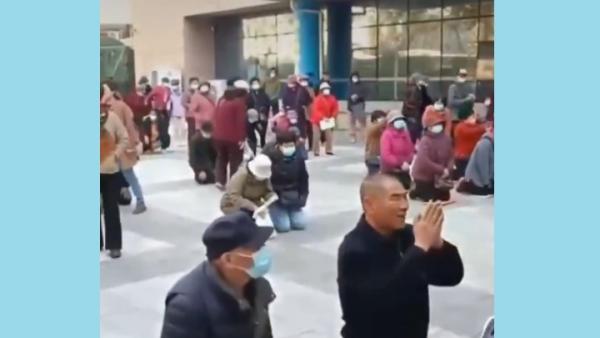 3月初,山东江海汇集团诈骗案受害者在枣庄公安局前下跪求助。(图片来源:视频截图)