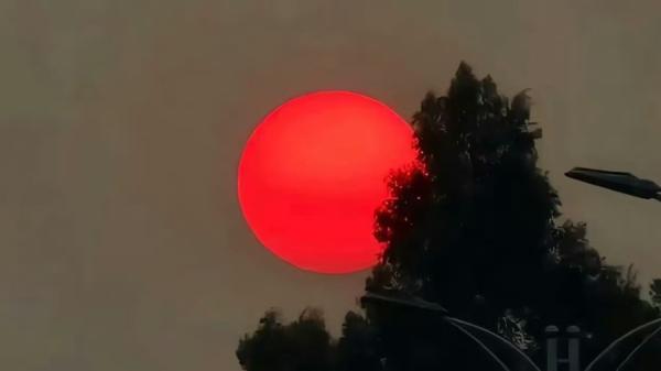 云南天空惊现血红色太阳。(图片来源:网路截图)