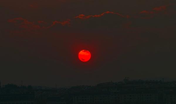 云南网民拍到的 “ 血月 ” 。(图片来源:抖音截图)