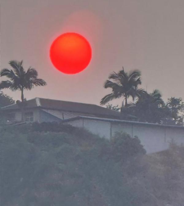 3月28日,云南天空出现“血红太阳”。(视频截图)