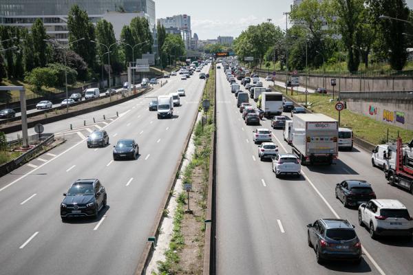 去年7月,法国巴黎奥运会在巴黎环城公路上的专用左车道(VICTORIA VALDIVIA/Hans Lucas/AFP via Getty Images)