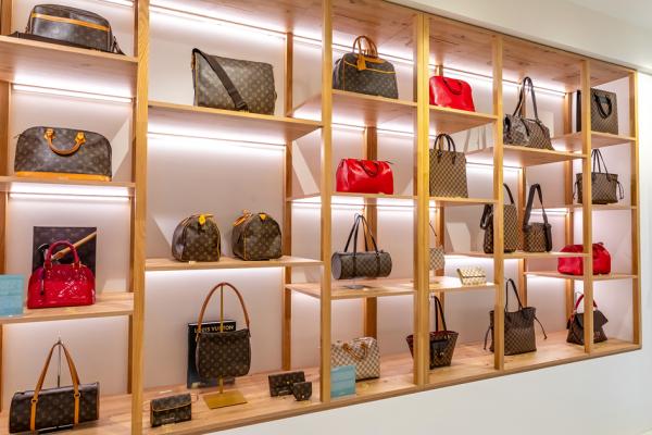 打折村内的二手奢侈品及配饰店Heritage(图片来源:巴黎万娜打折村)