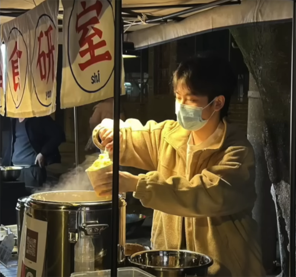 费宇在他的小吃摊位前忙碌。