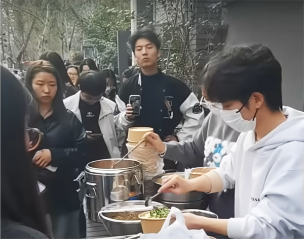 费宇在他的小吃摊位前忙碌。