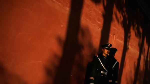 中南海红朝高官们“爱国”爱的到底如何?让我们透过孔方兄的钱眼儿,一探究竟。(图片来源:Getty Images)