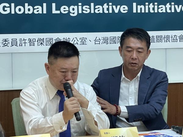 郑治医师陈述亲身见证的过程,泪流满面。(图片来源: 看中国摄影图 黄净宇/看中国)