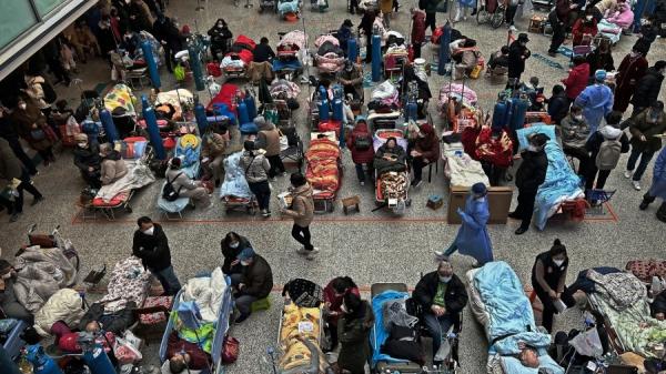 2023年1月13日,上海一家医院中庭躺满COVID-19患者。(图片来源:Getty Images)