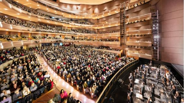 2025年3月30日,神韵新纪元艺术团在加拿大多伦多四季表演艺术中心演出爆满。(看中国Evan摄)
