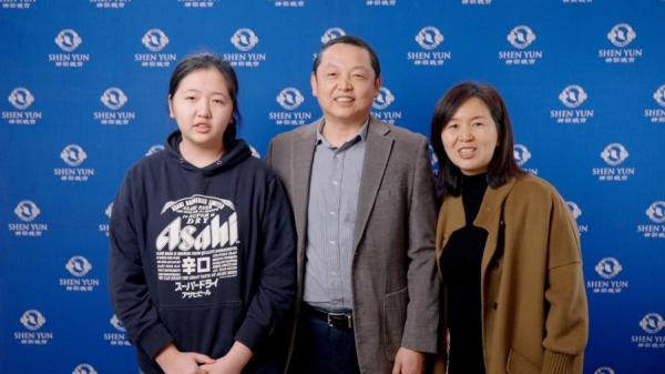 2025年3月30日下午,加拿大华人宋锋学携妻女观赏多伦多的神韵演出。(NTD提供)