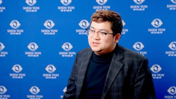 2025年3月30日下午,加拿大华人新移民何先生在多伦多四季表演艺术中心观赏神韵(NTD提供)