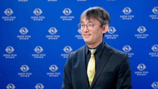 2025年3月29日下午,港人钢琴家蔡维纪在加拿大多伦多四季表演艺术中心观赏神韵。(NTD提供)