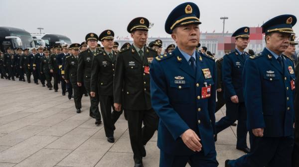 2025 年 3 月 11 日，中共军队代表参加全国人民代表大会闭幕式。（图片来源：Kevin Frayer/Getty Images ）