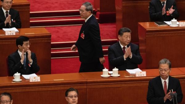 2025年3月5 日,中共总理李强与党魁习近平(右)和常委王沪宁(左)出席全国人民代表大会开幕式。(图片来源:Kevin Frayer/Getty Images)