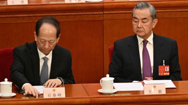 2025年3月11日,中国人民政治协商会议副主席石泰峰(左)和王毅(右)在全国人民代表大会闭幕会议上。(图片来源:PEDRO PARDO/AFP via Getty Images)