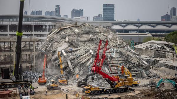 2025年4月2日,泰国搜救队正在从位于曼谷乍都乍区倒塌的国家审计署大楼中营救受害者。(Lauren DeCicca/Getty Images)