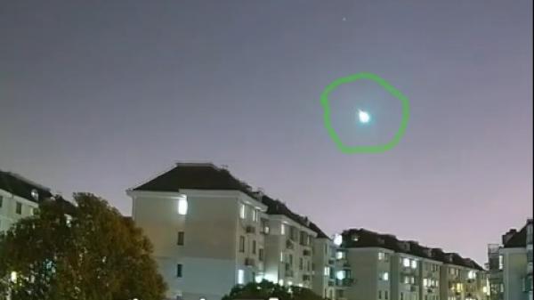 上海、江苏、浙江多地网友目击一颗闪耀的火球从天而落。(图片来源:视频截图)