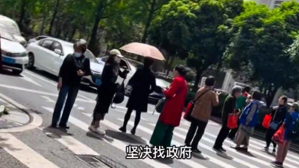 湖南衡阳海银财富投资者堵路维权，高呼“枪毙贪官、枪毙保护伞”。（图片来源：视频截图）