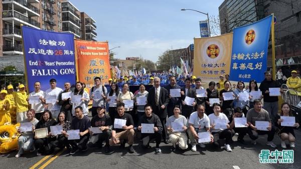 2005年4月19日,大纽约地区部分法轮功学员上千人,在法拉盛图书馆旁举行盛大集会,纪念中国万名法轮功学员“四二五”和平大上访26周年暨声援4.45亿中国人退出中共党、团、队。(看中国摄影图:柳笛)