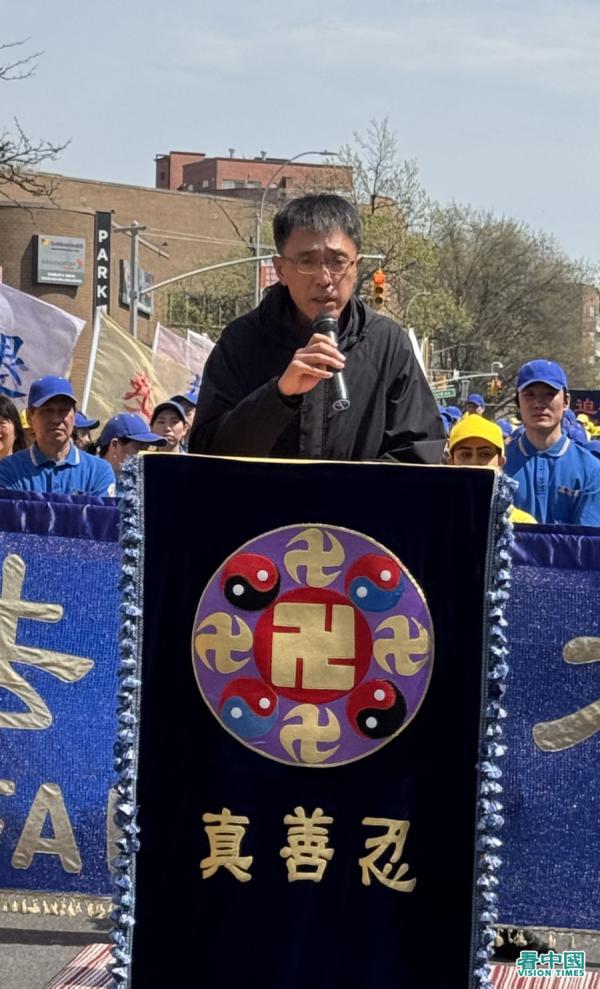 在集会现场公开退党并领取证书代表王哲。(看中国摄影图:柳笛)