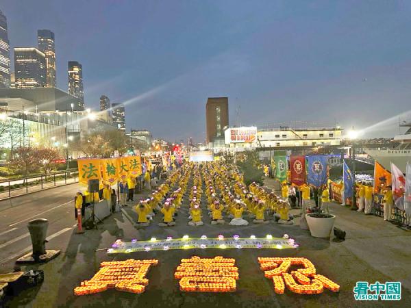 当晚,纽约市部分中西族裔法轮功学员数百人来到纽约中领馆前,举行烛光守夜,悼念被中共迫害致死的法轮功学员(看中国摄影图:Jianmin)