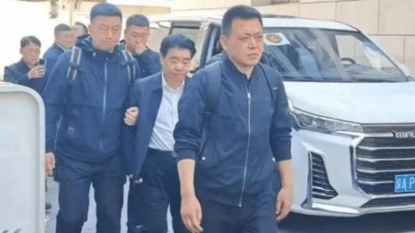 财政部农业农村司司长吴奇修涉严重违纪违法,其被抓照片被爆光在网上疯传。(网络图片)