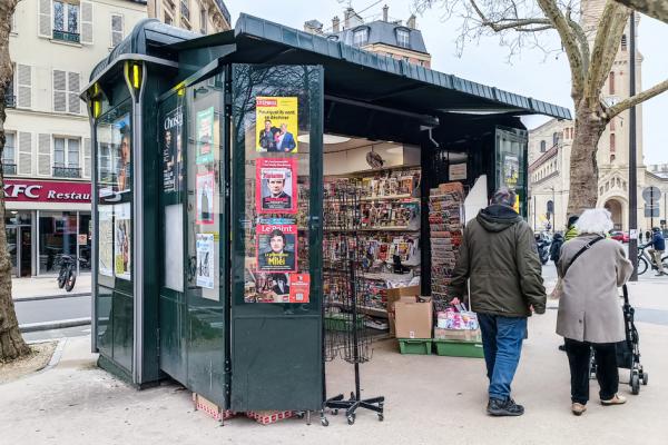 巴黎街头的报亭(RICCARDO MILANI/Hans Lucas/AFP via Getty Images)