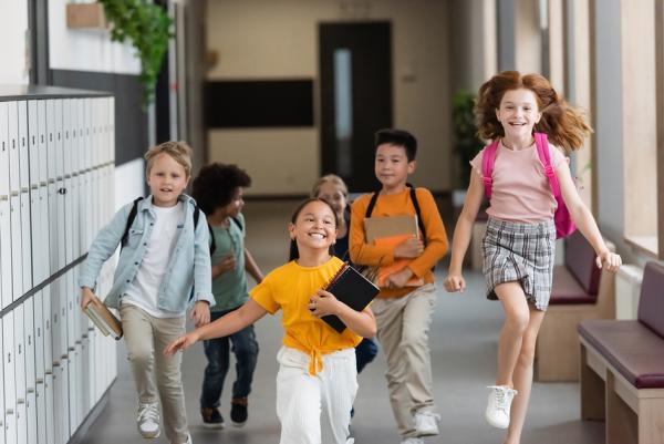 法国总统马克龙近日宣布,将于2025年6月启动一项全新的公民公约,邀请法国公民探讨儿童时间的组织问题。(123RF)