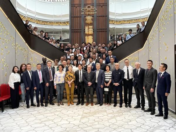 法国美丽城联合商会新老会长及街区商家与巴黎市区代表、巴黎警方代表及各界人士合影（摄影：林莲怡/看中国）