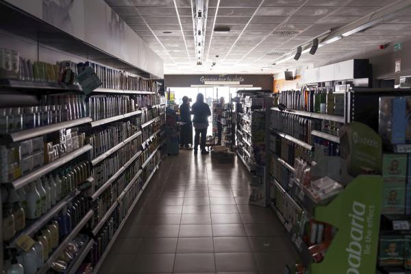 4月28日，大面积停电时的西班牙一超市（CESAR MANSO/AFP via Getty Images）