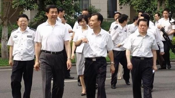 据悉贺国强兑现承诺后,薄熙来却不守约定,文强(左一)被执行死刑(注射针剂),贺国强非常恼怒。(网络图片)