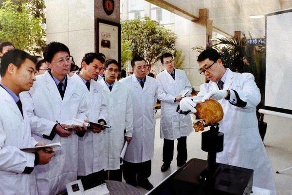 为了钱王立军什么都敢干,王立军自曝“两年中做了几千次人体器官摘取”,丧尽天良。(图片来源:网络图片)