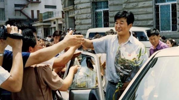 法轮功学员在大连码头欢迎李洪志师父。中国 大连(1994-7-1)。(图片来源:明慧网)