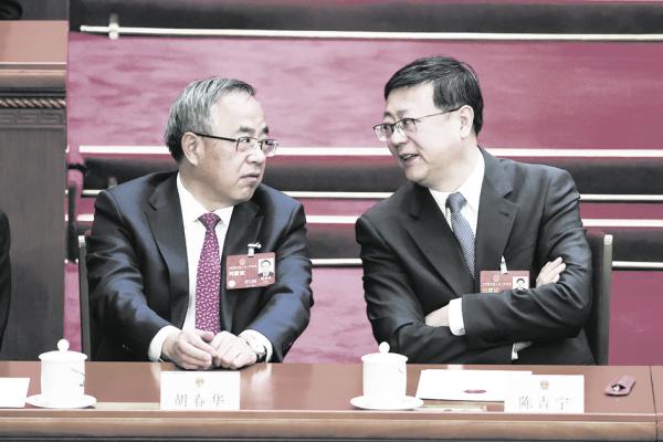 2023年3月,胡春华(左)、陈吉宁(右)在北京出席两会。(LINTAO ZHANG/ GETTY IMAGES)