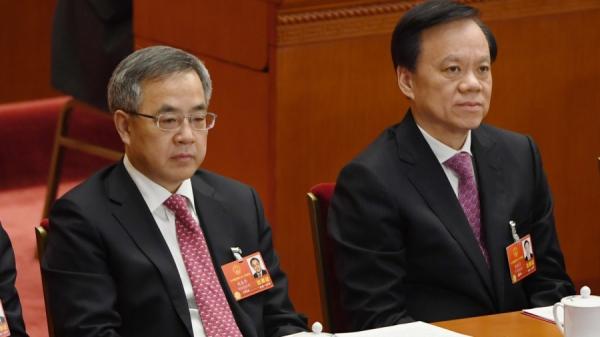 中共中央政治局常委、国务院副总理胡春华(左)及十八届中央委员、重庆市委书记陈敏尔出席在北京人民大会堂举行的全国人民代表大会闭幕会议。(图片来源:GREG BAKER/AFP via Getty Images)