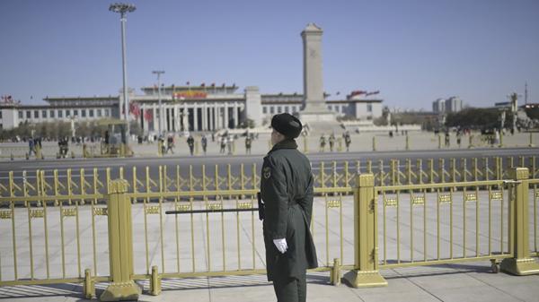 2024年3月3日,两会召开前,一名士兵在北京人民大会堂前站岗。(Getty Images)